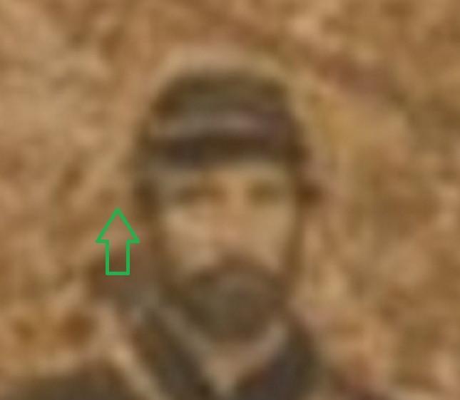 A green arrow shows a clear separation between the head of the soldier and an apparent while line
